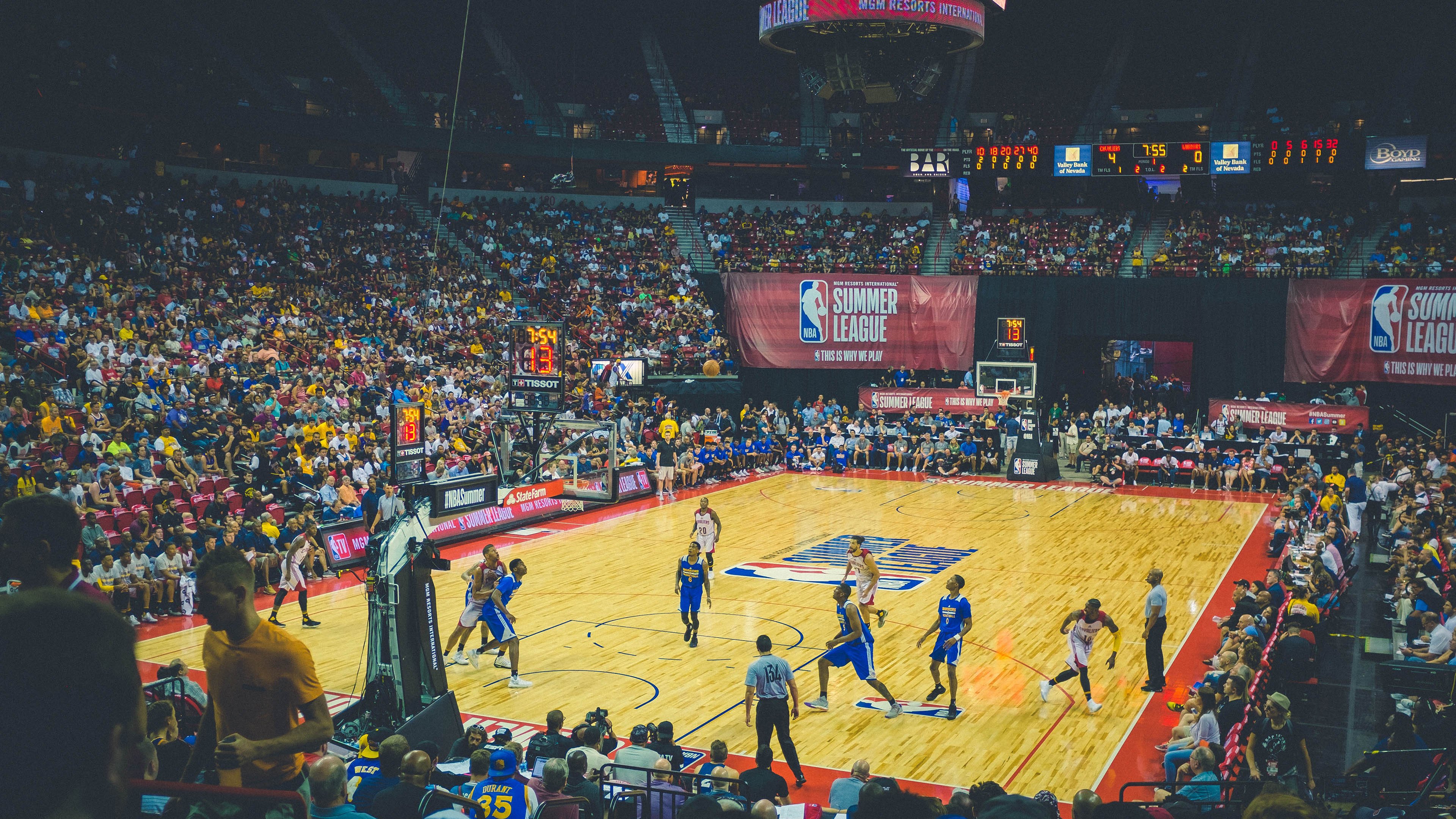 从智利篮球到欧洲绿茵，跨越时空的自我救赎叙事